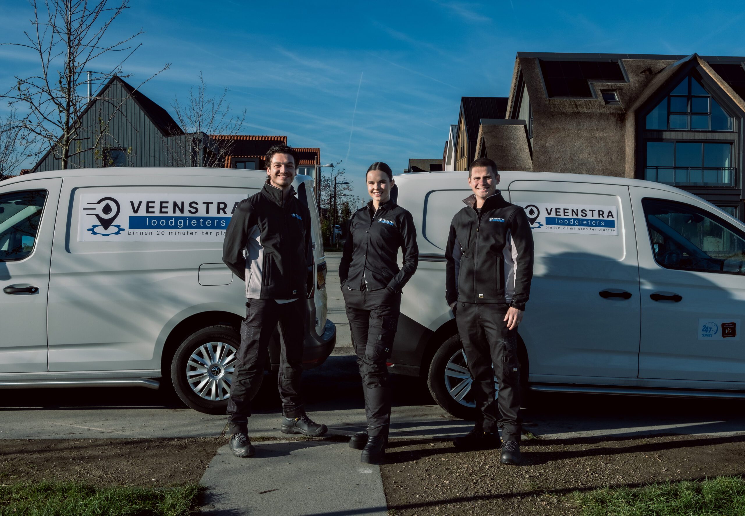 Loodgieters die bij een huis staan voor CV ketel onderhoud