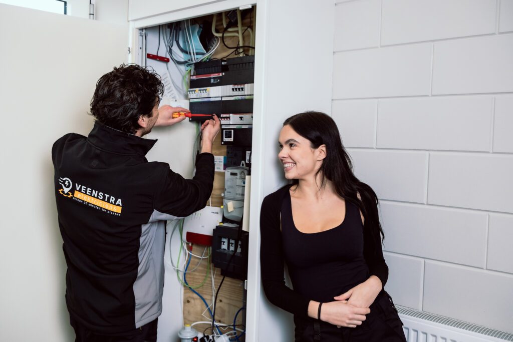 elektricien die de meterkast controleert op een doorgeslagen stop